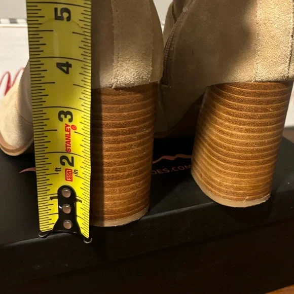 Womenn's Shoe Boots - Light Tan Suede - Size 8 - Picture 10 of 14